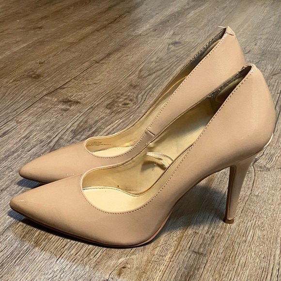 Jessica Simpson Nude Pump - Picture 2 of 5